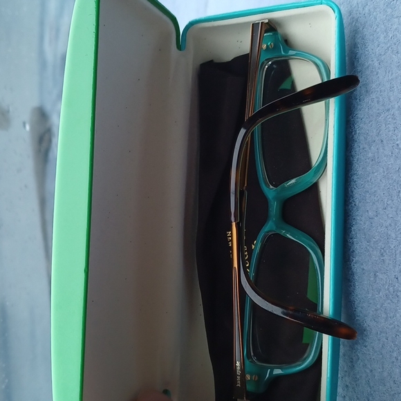 kate spade Accessories - Kate spade glasses w case&cloth